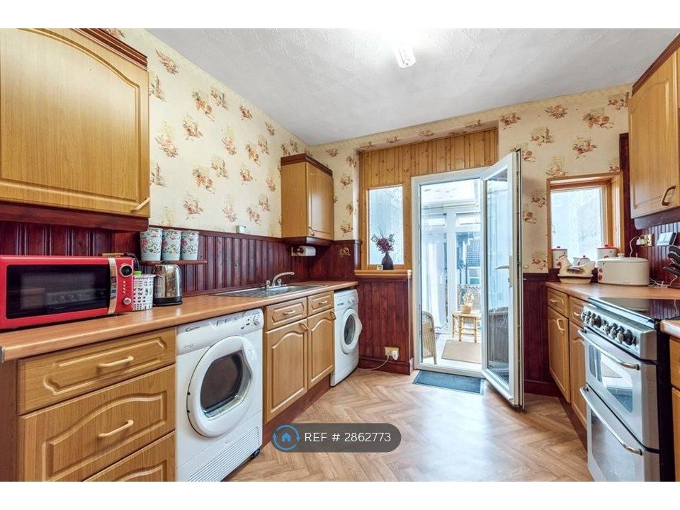 Property photo 3 of 10 Kitchen