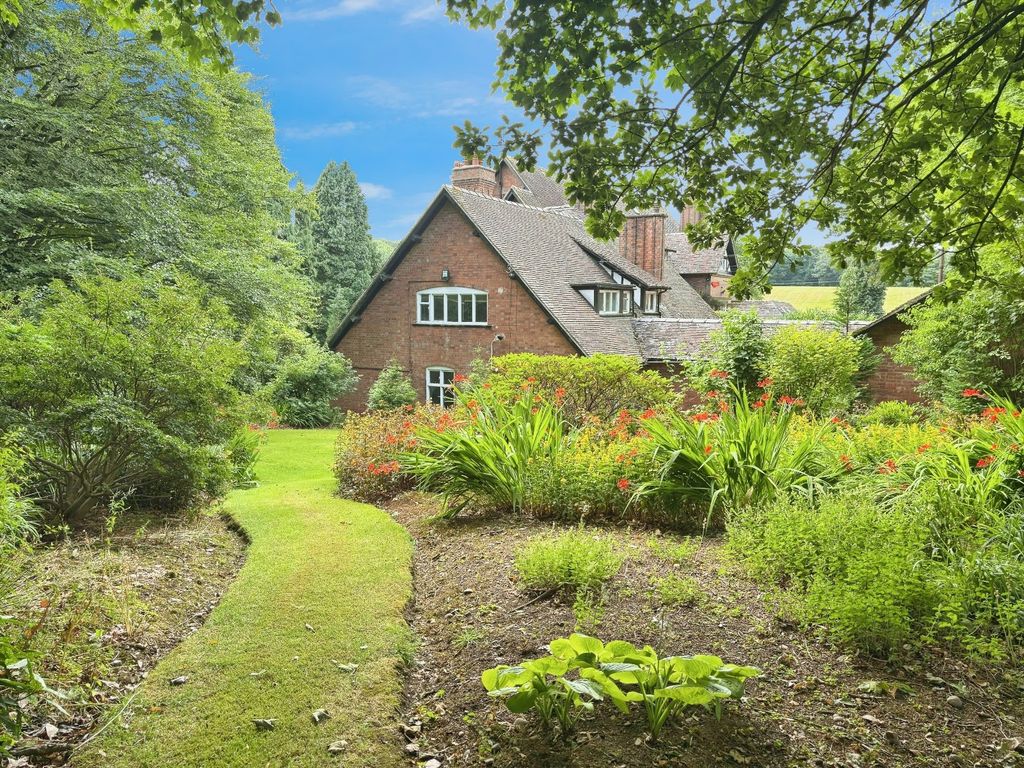 Property photo 3 of 20 Communal Gardens