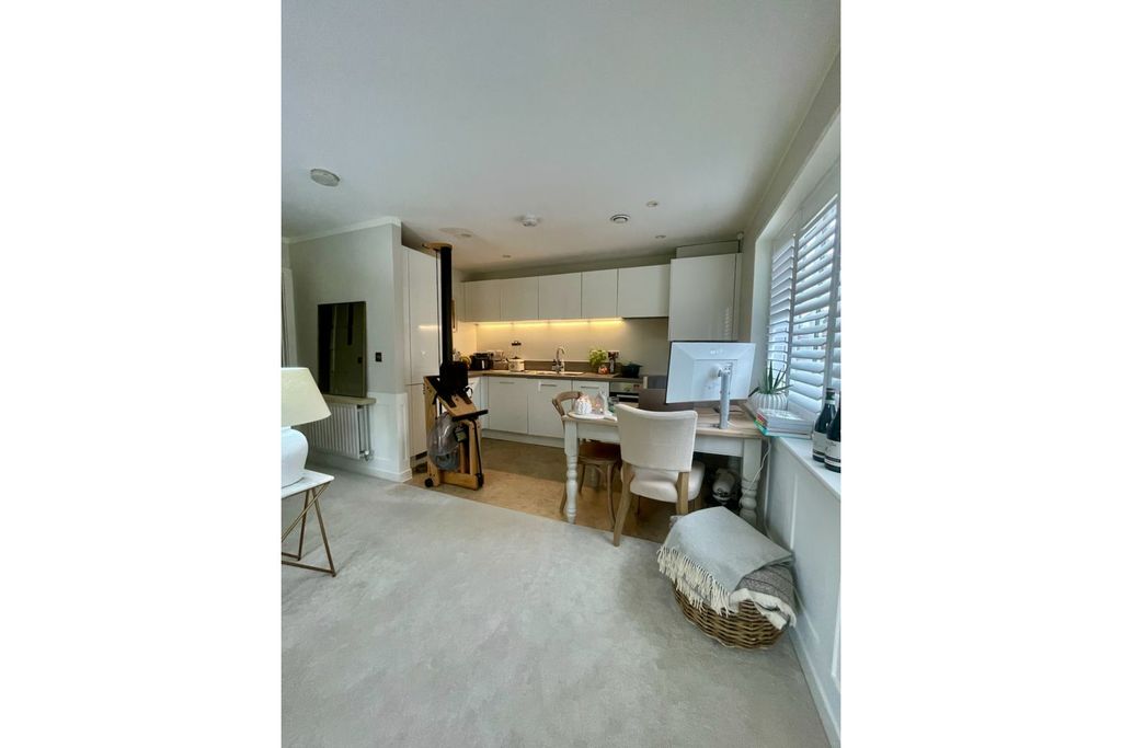 Property photo 3 of 12 Kitchen