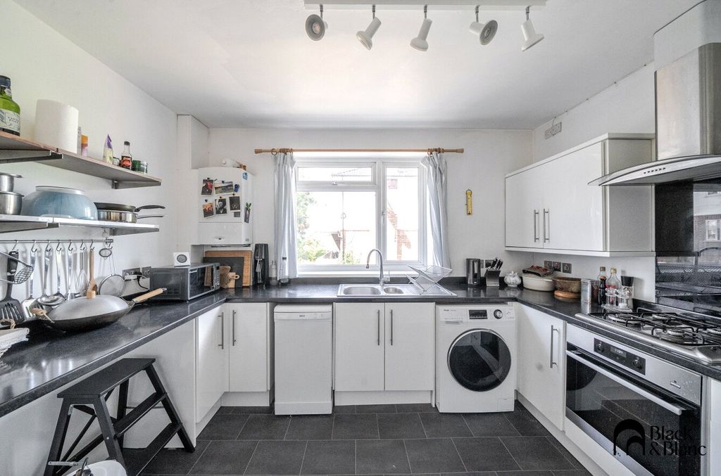 Property photo 3 of 12 Kitchen