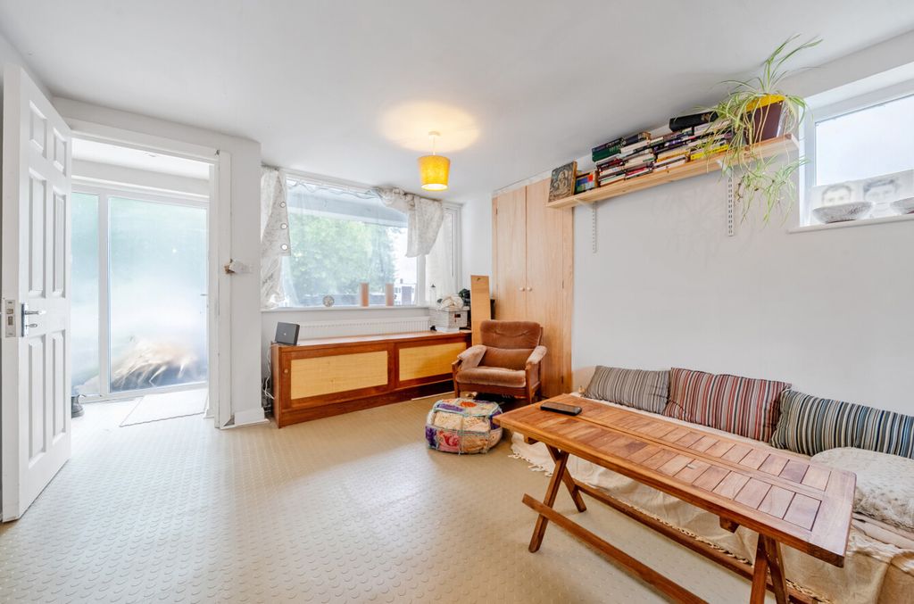 Property photo 3 of 8 1353914-15-68c1Aa...