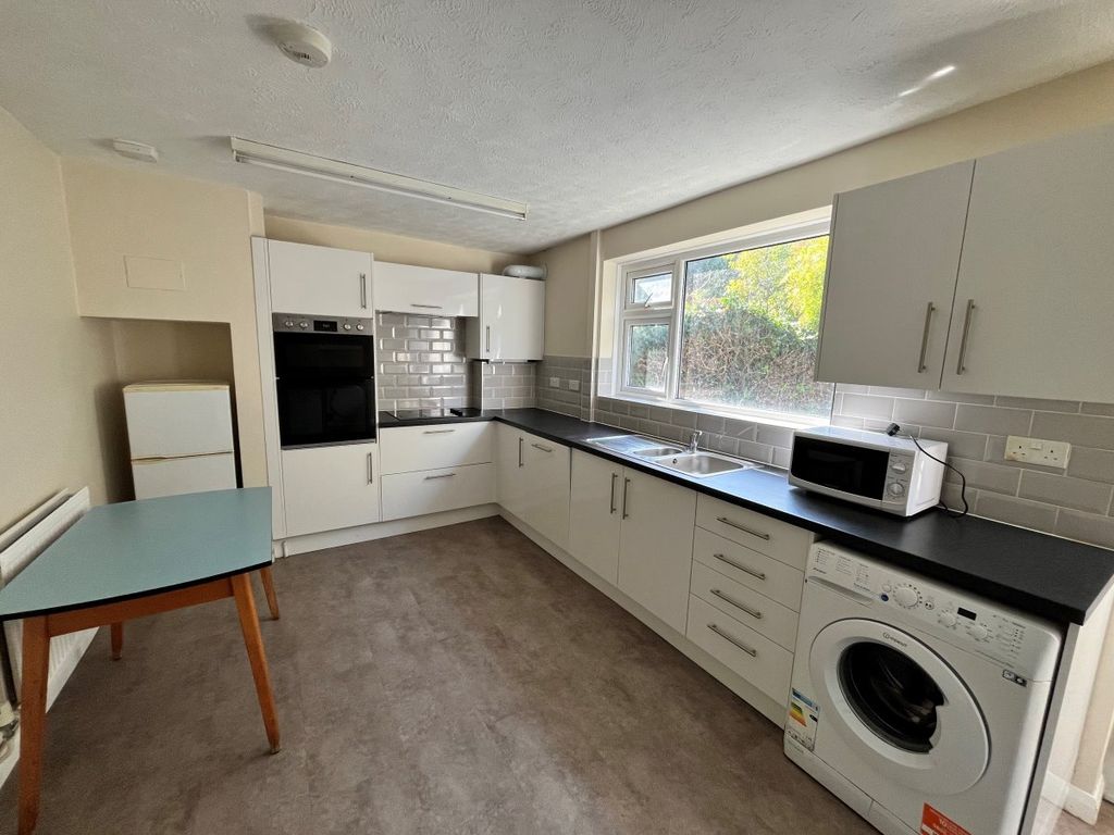 Property photo 3 of 14 Kitchen