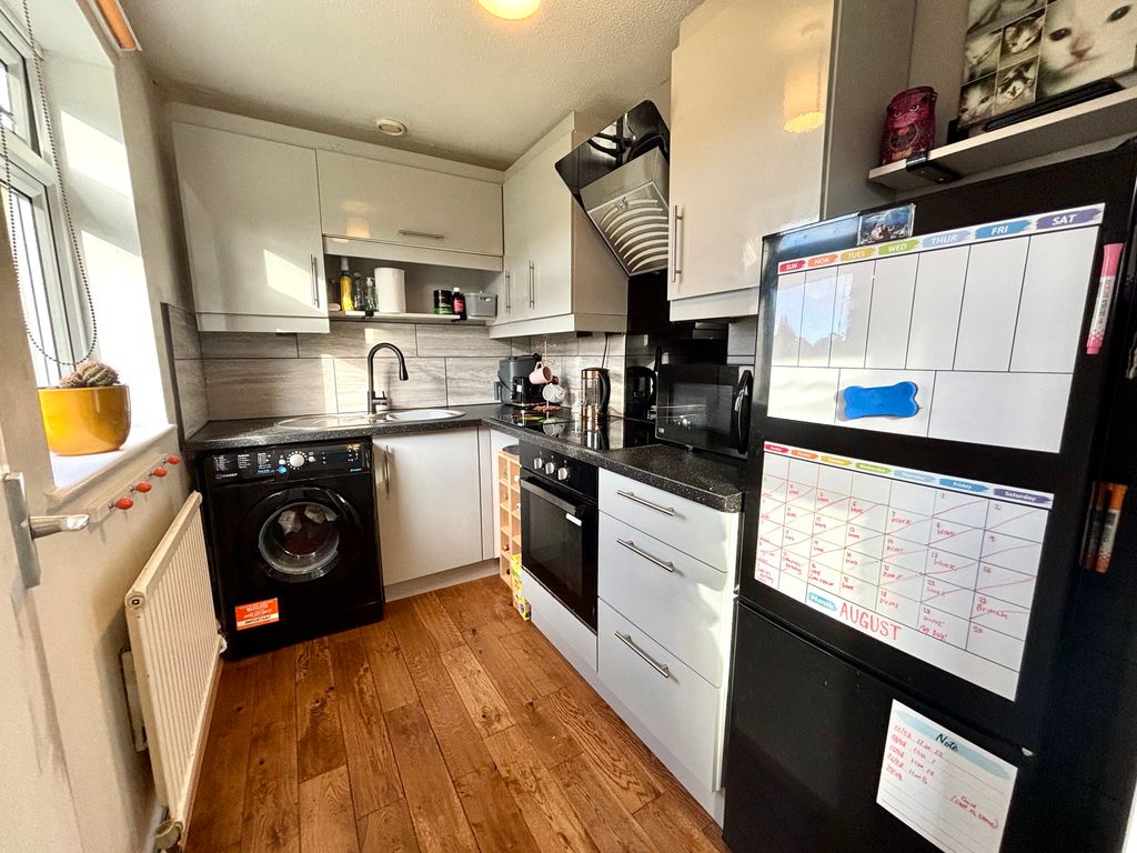 Property photo 3 of 9 Kitchen