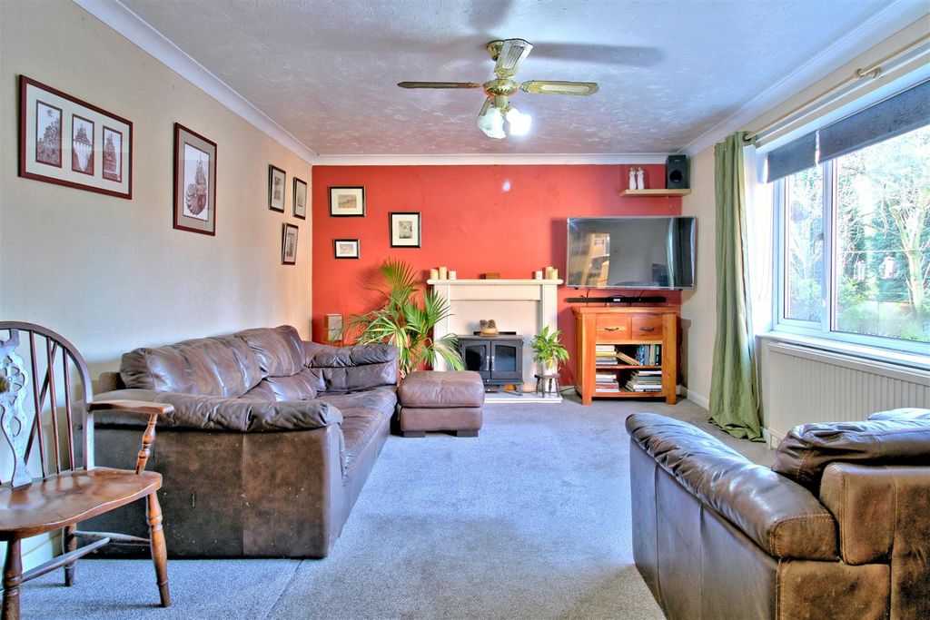 Property photo 3 of 35 Lounge