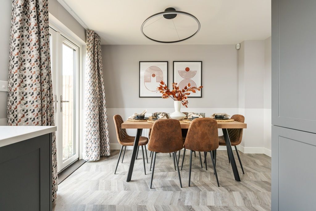 Property photo 1 of 13 Room For All The Family Around The Table