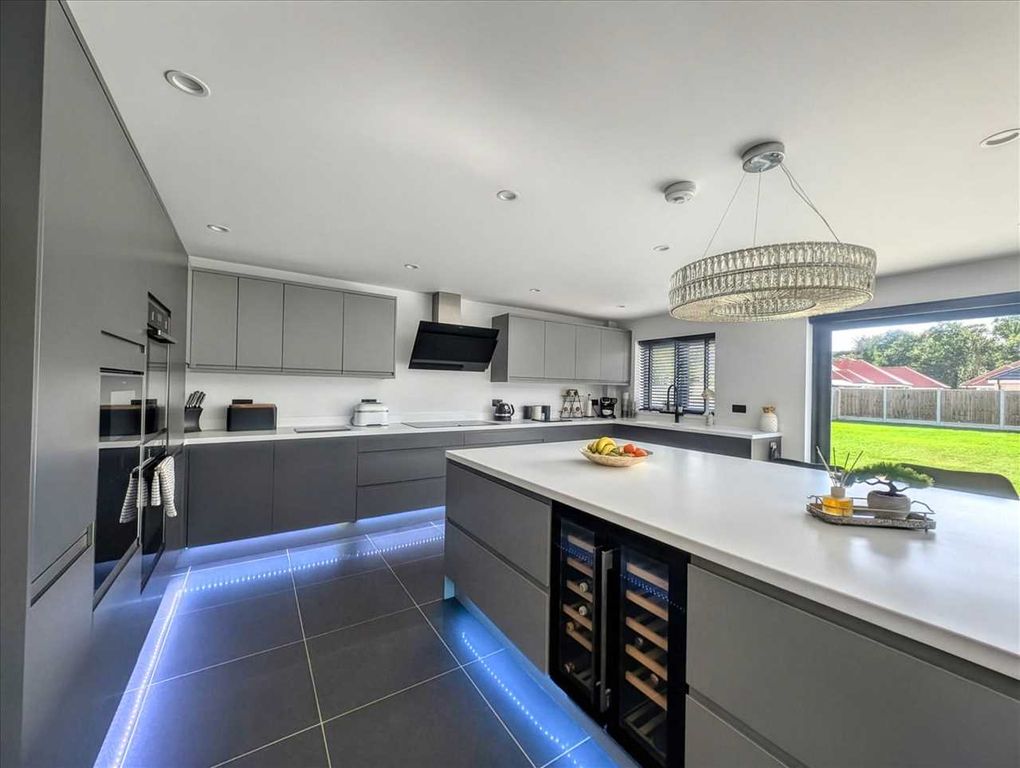 Property photo 3 of 33 Kitchen