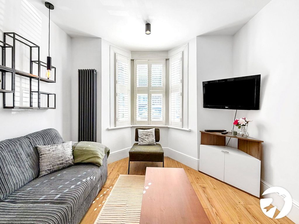 Property photo 3 of 16 Lounge