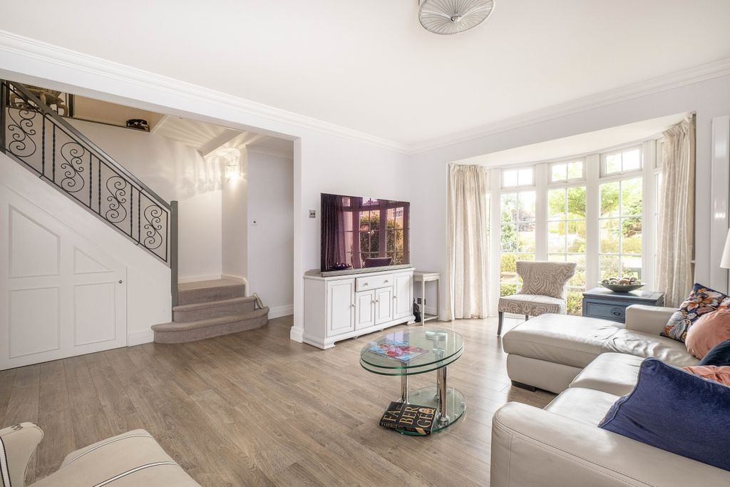 Property photo 2 of 15 3-Cotswold-Close-...
