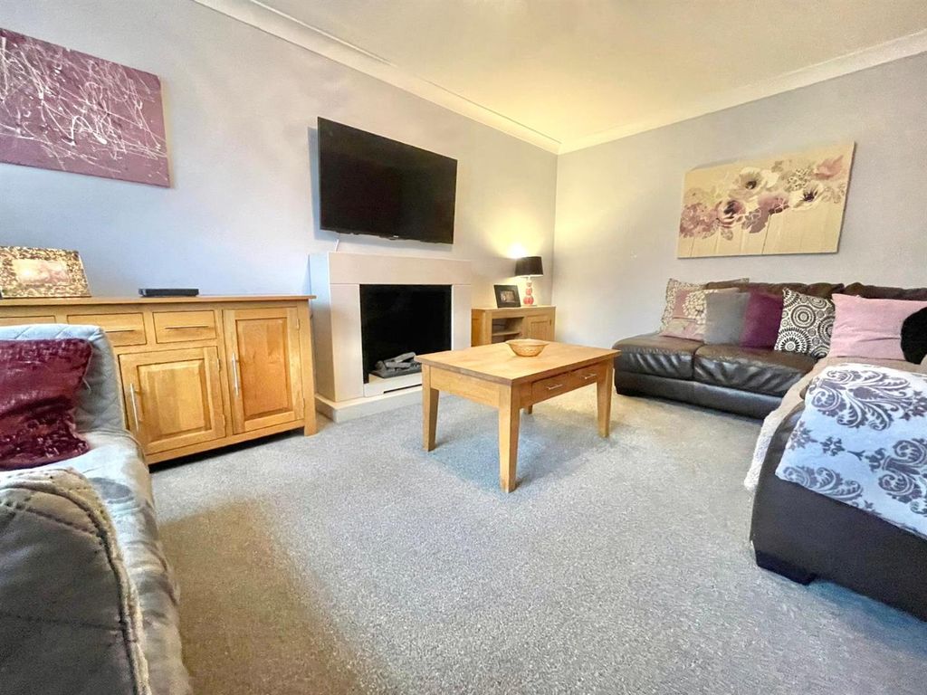 Property photo 3 of 23 Lounge