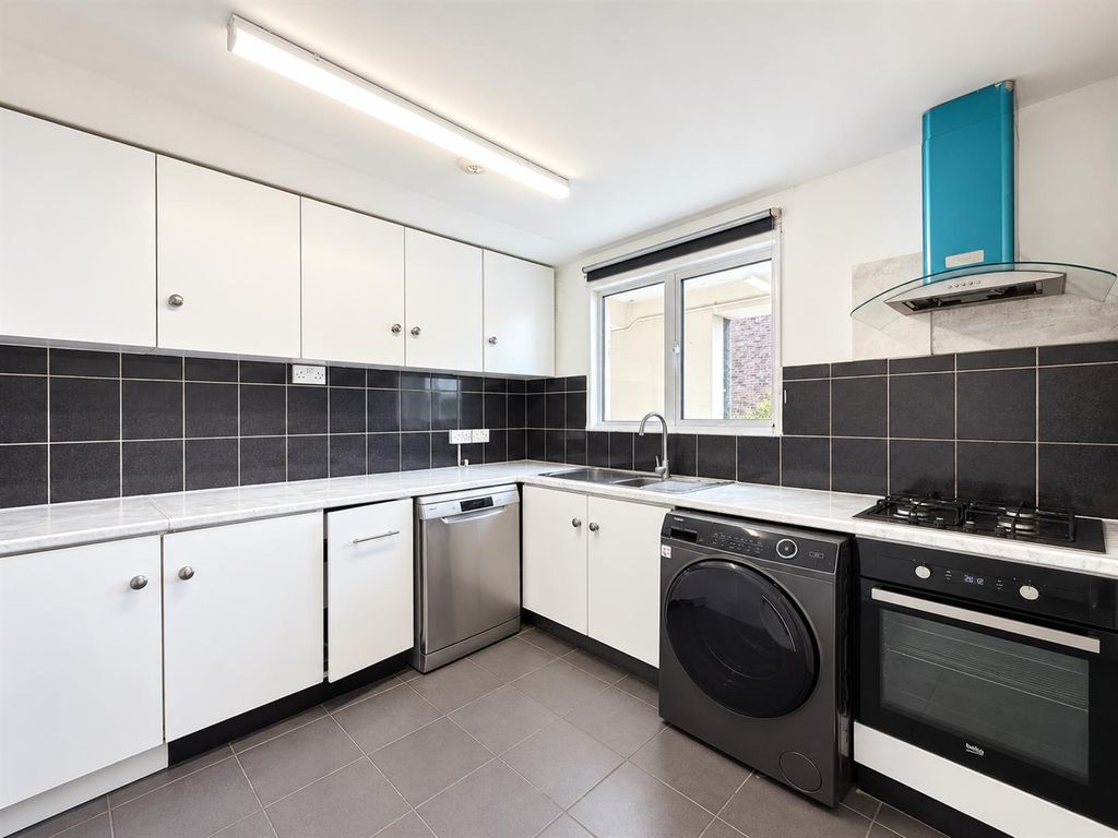 Property photo 1 of 9 Kitchen