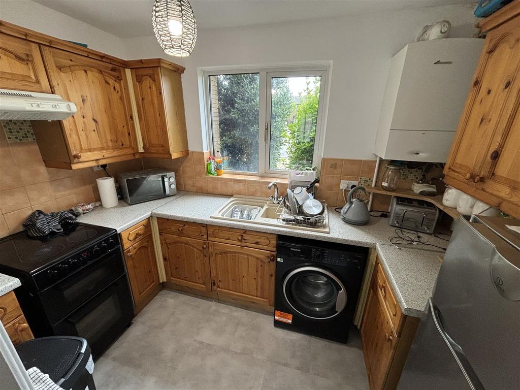 Property photo 3 of 8 Kitchen