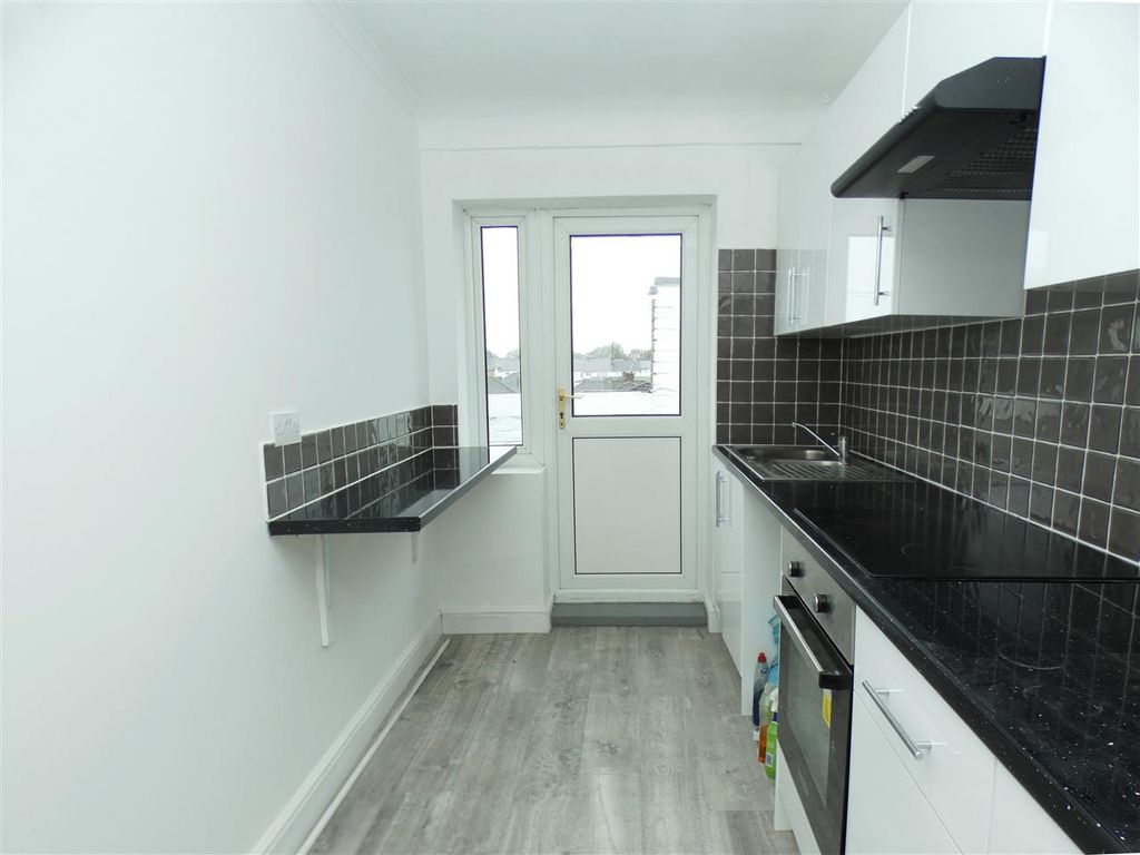 Property photo 3 of 6 Kitchen