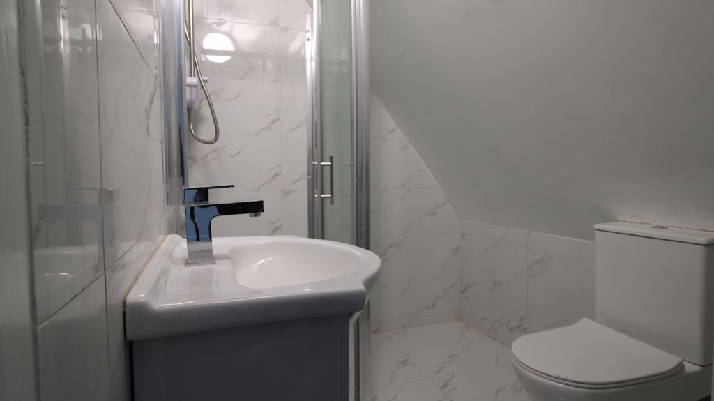 Property photo 3 of 6 Bathroom 1