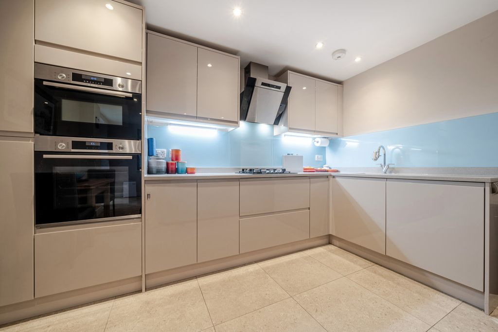 Property photo 2 of 15 1388626-13-693c08...