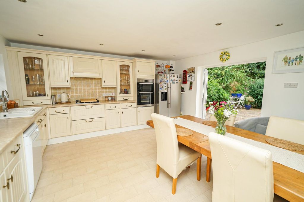 Property photo 3 of 27