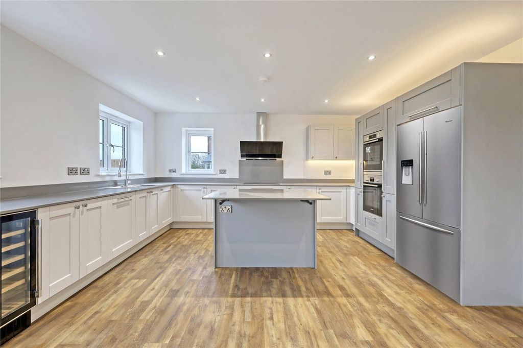 Property photo 3 of 17 Larcombe Mews