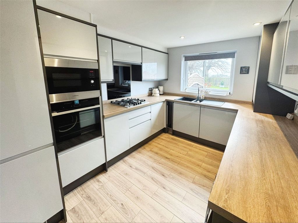 Property photo 2 of 11 Kitchen