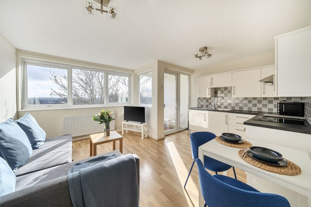 Property photo 1 of 13 1409261-10-698333...