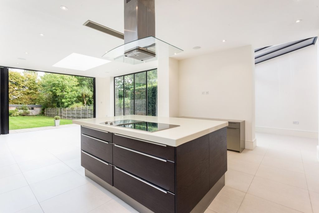 Property photo 3 of 37 Coolhurst Road, 2...