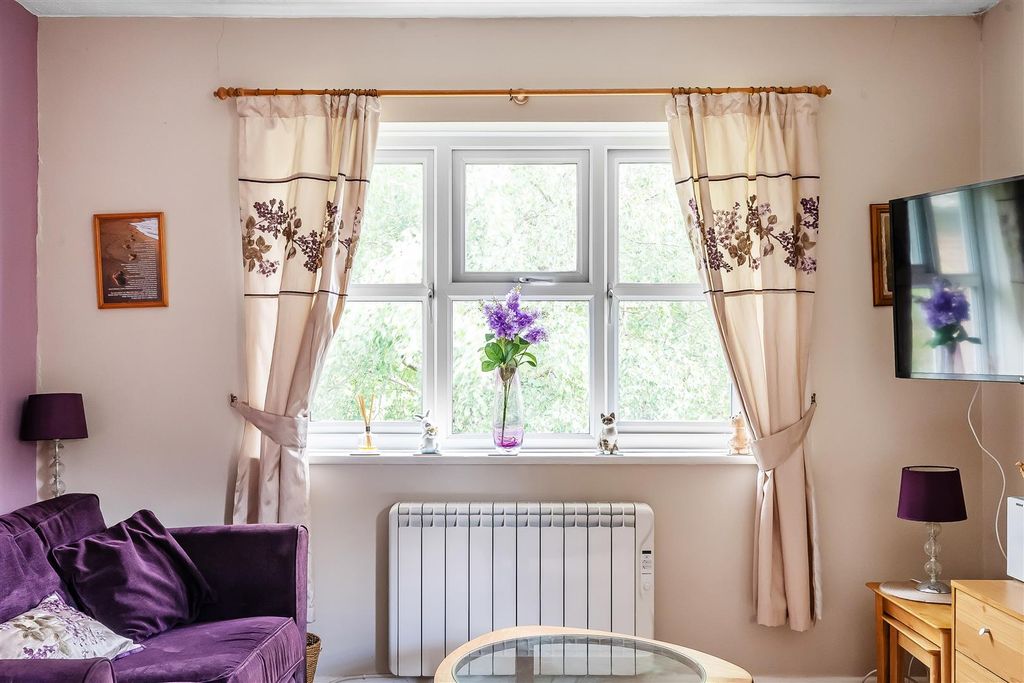 Property photo 3 of 10 6-St-James-Court-13.Jpg