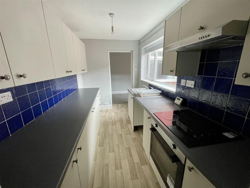 Property photo 3 of 11 Kitchen