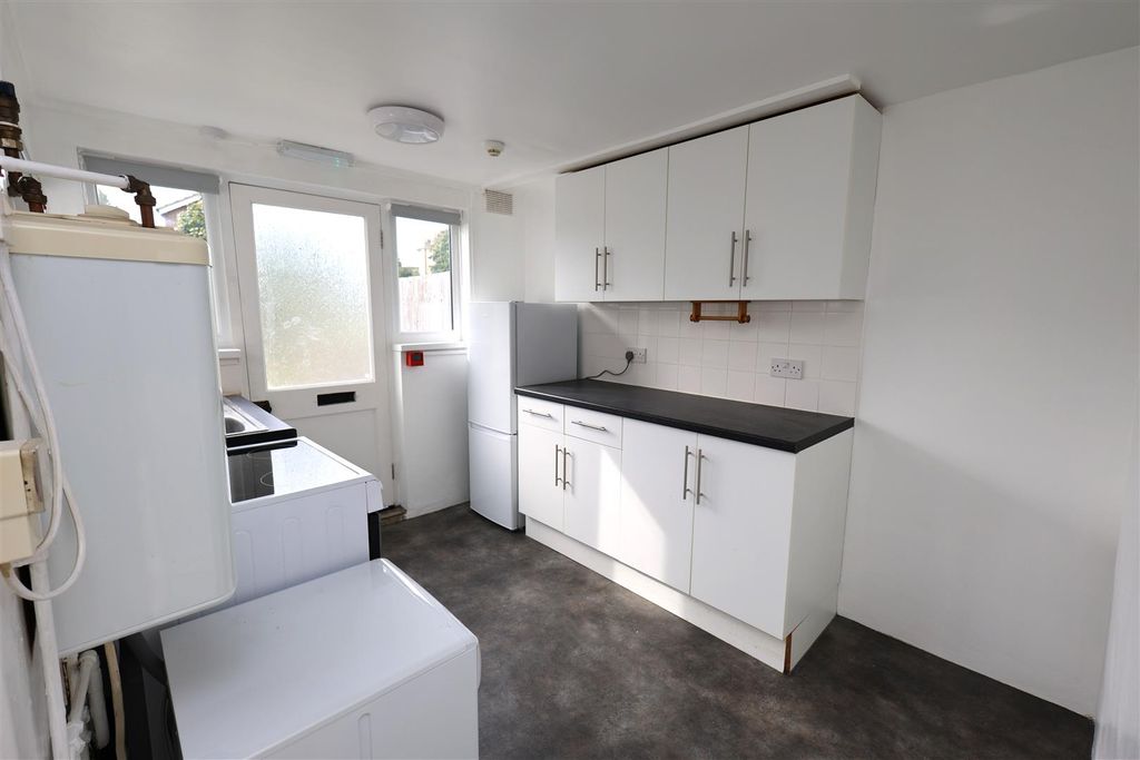 Property photo 3 of 8 Kitchen