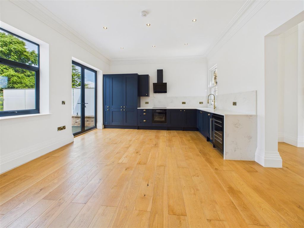 Property photo 3 of 20 Dining Kitchen