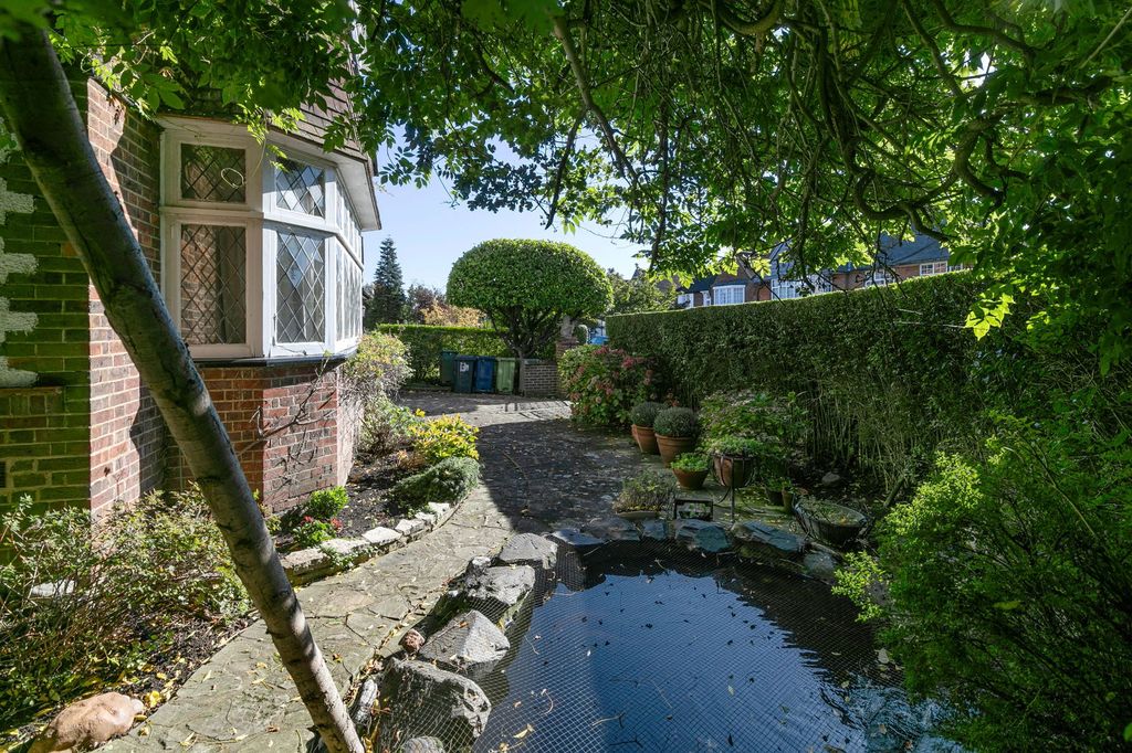 Property photo 2 of 27