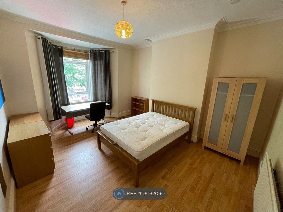 Property photo 1 of 11 Large Bedroom