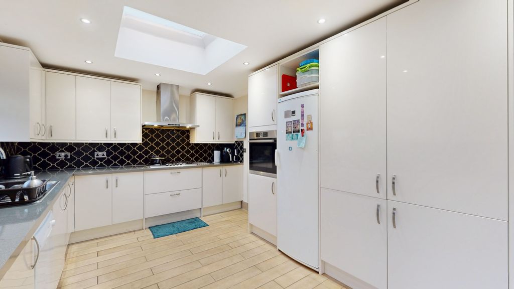 Property photo 2 of 13 55Woodlandsavekitchen4