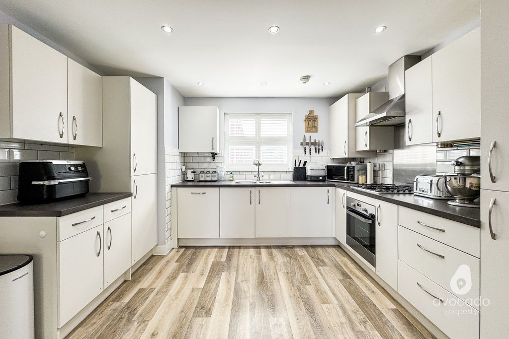 Property photo 2 of 17 4540243