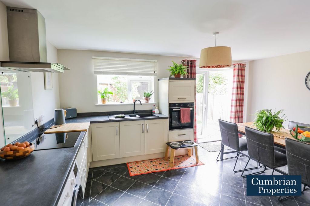 Property photo 2 of 24 Dining Kitchen