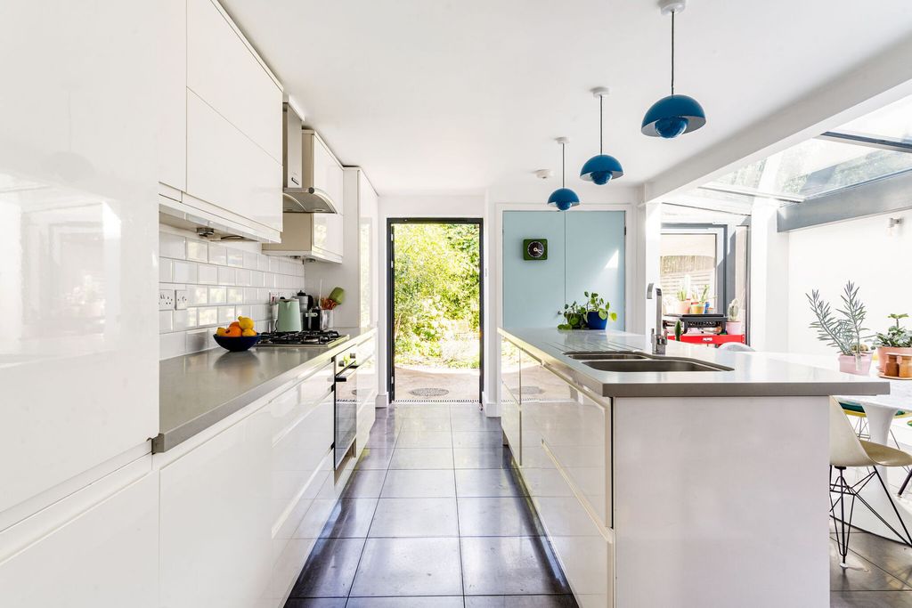 Property photo 2 of 17 Dynevor Road N16