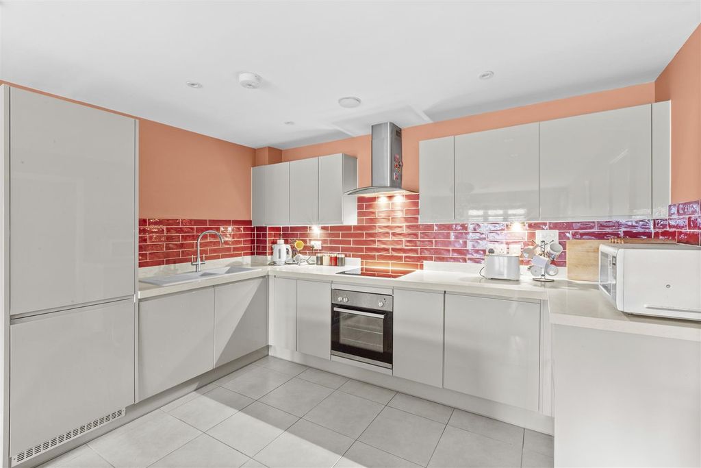 Property photo 3 of 15 Sovereign Place, Queens Rd-10.Jpg