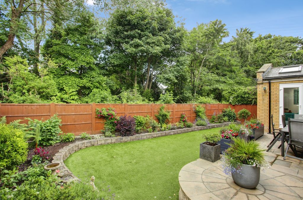 Property photo 2 of 32 Rear Garden