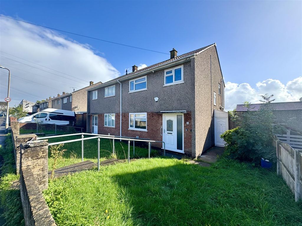 Property photo 1 of 16 Elm Road