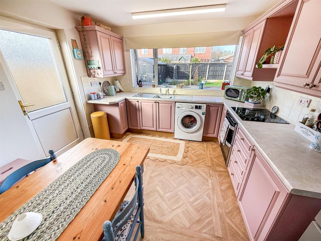 Property photo 3 of 11 Kitchen/Dining Room