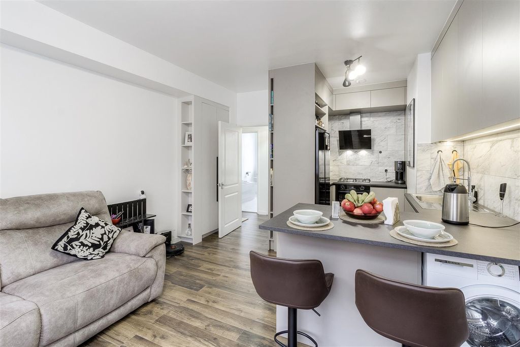 Property photo 1 of 11 Living Room/Kitchen