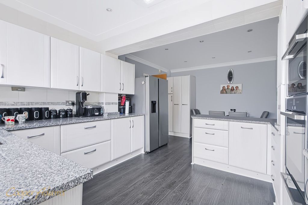 Property photo 3 of 18 Kitchen