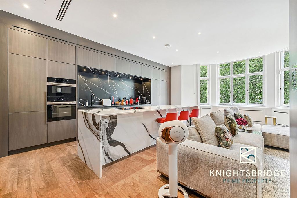 Property photo 2 of 18 Flat G, 8 Ennismore Gardens (12).Jpg