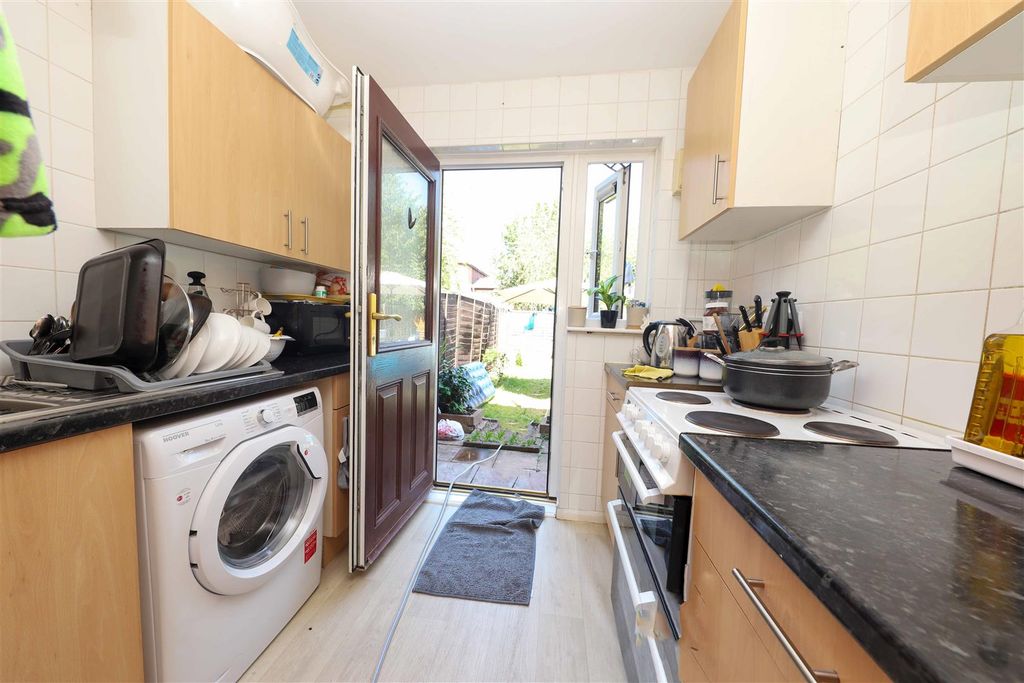 Property photo 3 of 8 Kitchen