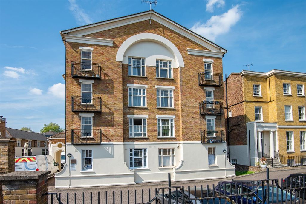 Property photo 1 of 16 01-57_Sutton_Sq_E9_6Eq.Jpg