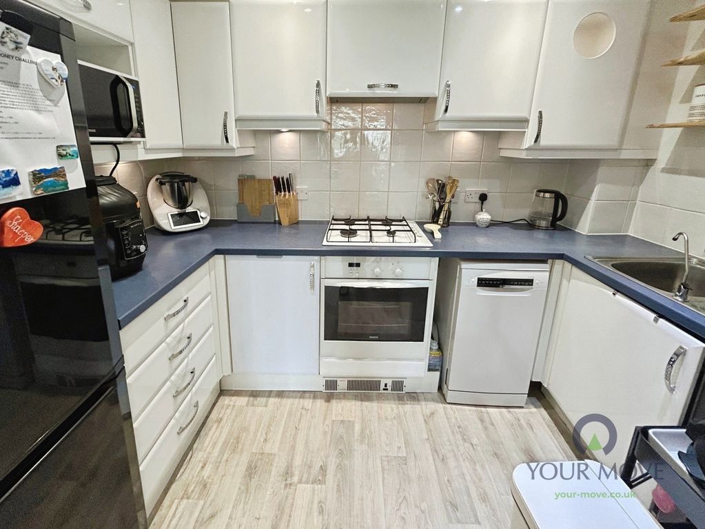 Property photo 2 of 11 Kitchen