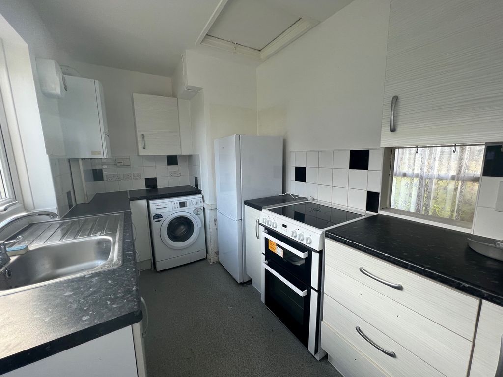 Property photo 2 of 6 Kitchen