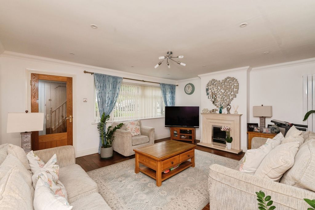 Property photo 3 of 17 Lounge