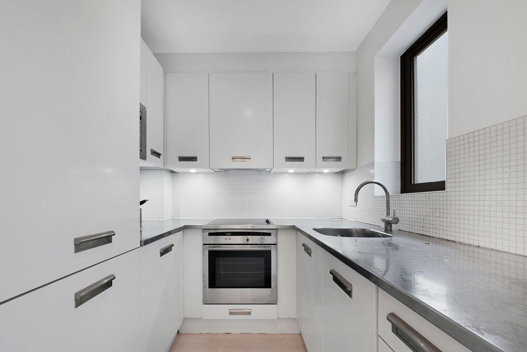 Property photo 3 of 9 Kitchen