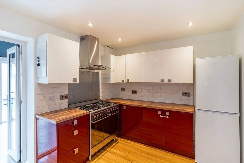 Property photo 3 of 25 Kitchen