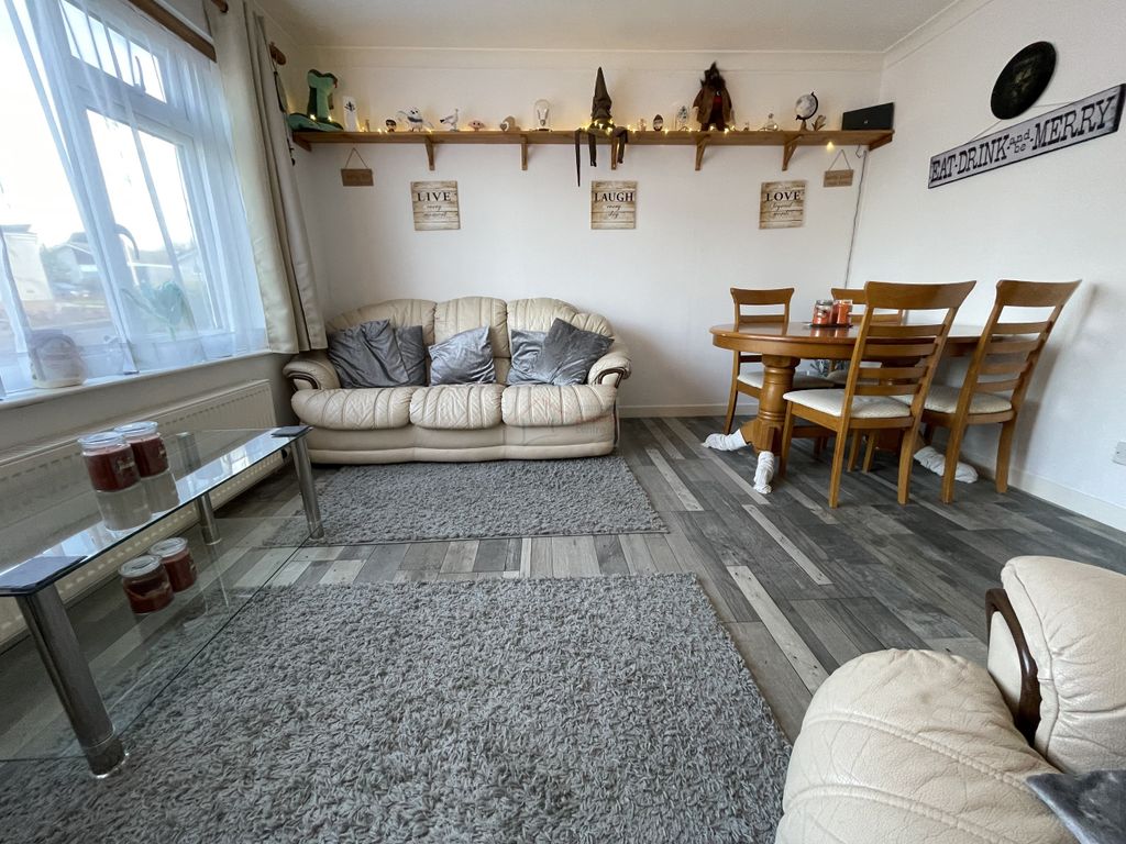 Property photo 3 of 16 Lounge B.Jpg