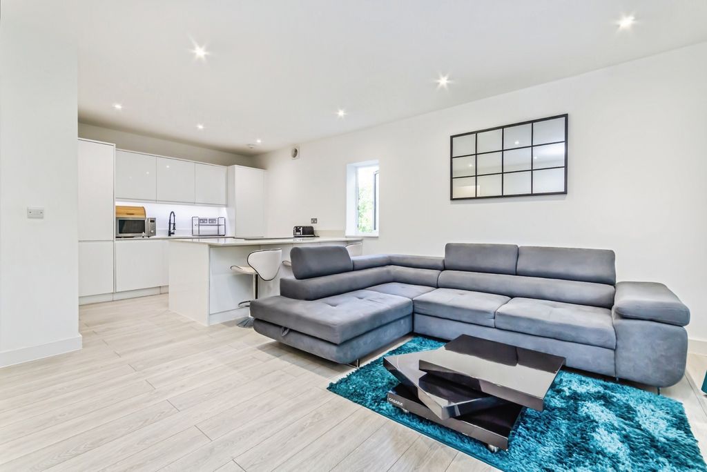 Property photo 1 of 18 Lounge