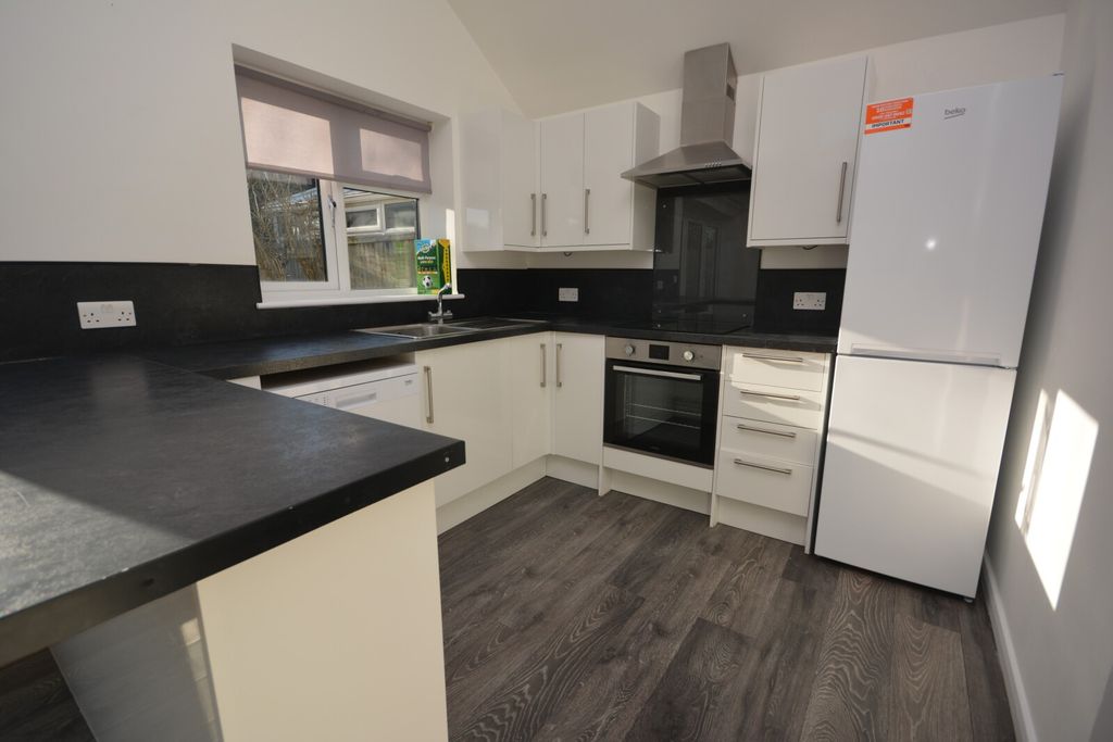 Property photo 2 of 12 Kitchen